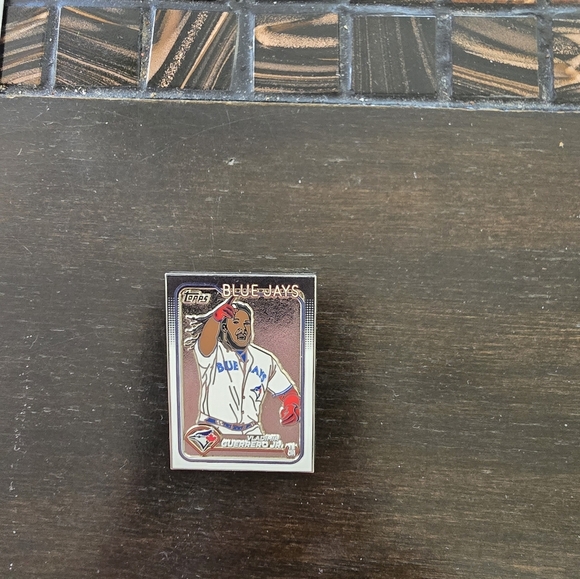 2024 Topps Oversized Yordan Alvarez Card & Vladimir Guerrero Jr Pin - Picture 3 of 4